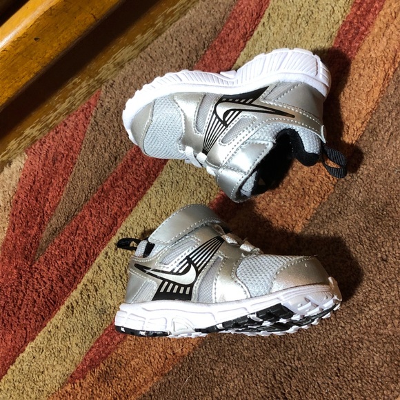 Nike Dart 10 Toddler Shoe Sneakers - Picture 3 of 8